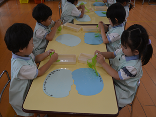 ６月２２日 金 年少 壁面製作 金魚 学校法人 清瀬学園