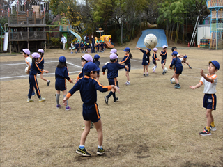 12月5日 水 年長 体育指導 ドッジボール クリスマス製作 学校法人 清瀬学園 12月5日 水 年長 体育指導 ドッジボール クリスマス製作 学校法人 清瀬学園