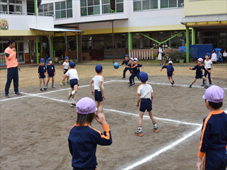 12月5日 水 年長 体育指導 ドッジボール クリスマス製作 学校法人 清瀬学園 12月5日 水 年長 体育指導 ドッジボール クリスマス製作 学校法人 清瀬学園